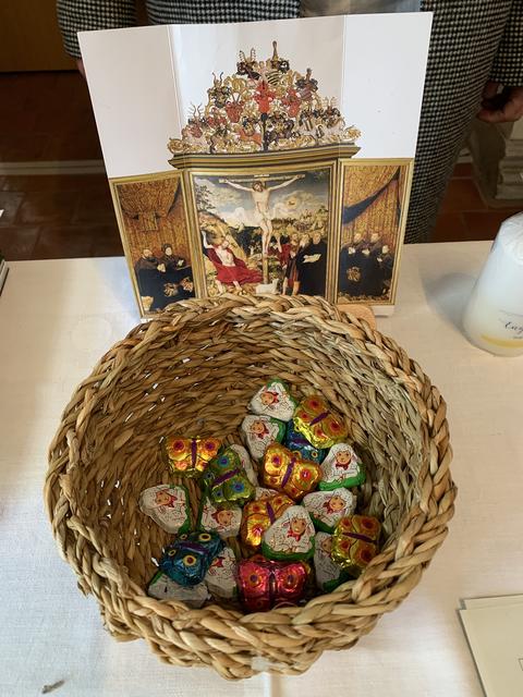 Die "Zählmaschine" - 30 Schäfchen, mehr sind derzeit nicht im Gottesdienst zugelassen.  | Foto: Willi Wild 