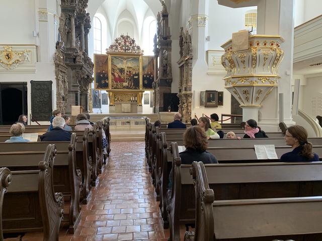 Beim zweiten Gottesdienst waren es schon deutlich mehr, auch Familien mit Kindern.  | Foto: Willi Wild 