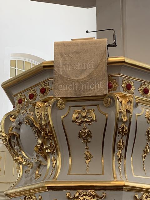 "Fürchtet euch nicht" steht auf dem Parament an der Kanzel.  | Foto: Willi Wild 
