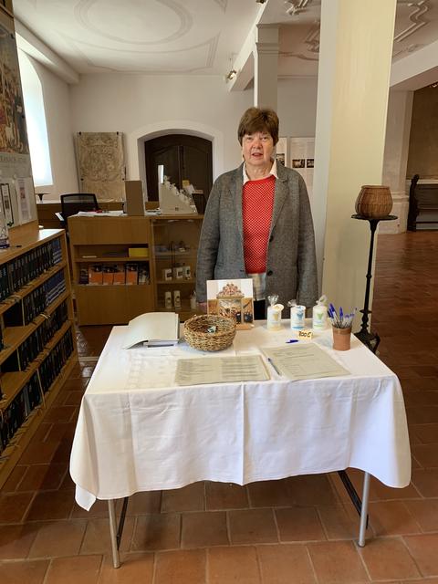 Freundlich empfängt Küsterin Dagmar Günther die Gottesdienst-Besucher. Alle müssen sich erst einmal in eine Liste eintragen. Dann gibt es ein Schoko-Schäfchen aus der "Zählmaschine"  | Foto: Willi Wild 