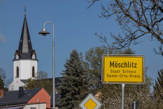 Stolz thront die weißgetünchte Kirche über dem beschaulichen Ort in Ostthüringen. | Foto: Paul-Philipp Braun 
