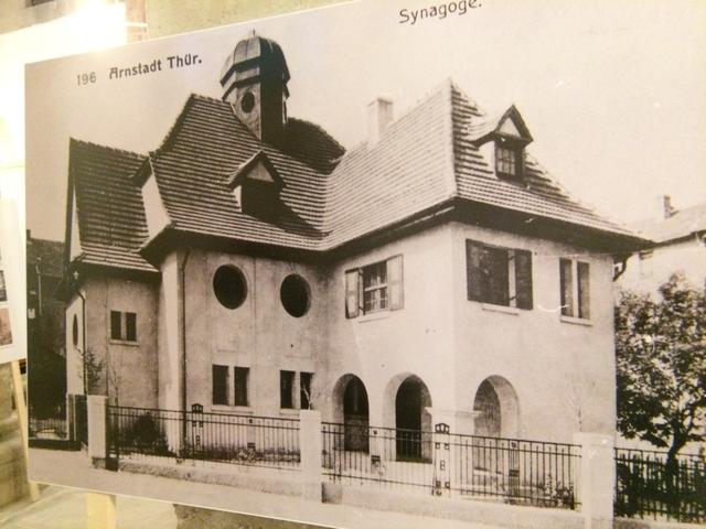 So sah Arnstadts Synagoge aus. Sie stand in der Krappgartenstraße 47 und wurde nach den Plänen des Architekten Martin Schwarz erbaut. Wie Ausstellungskuratorin Judith Rüber berichtet, errichtete er in Arnstadt auch u. a. den Milchhof und die Türme der Liebfrauenkirche.
Die Synagoge fiel dem Novemberpogrom 1938 zum Opfer. Das Einebnen der niedergebrannten Ruine musste die jüdische Gemeinde bezahlen.