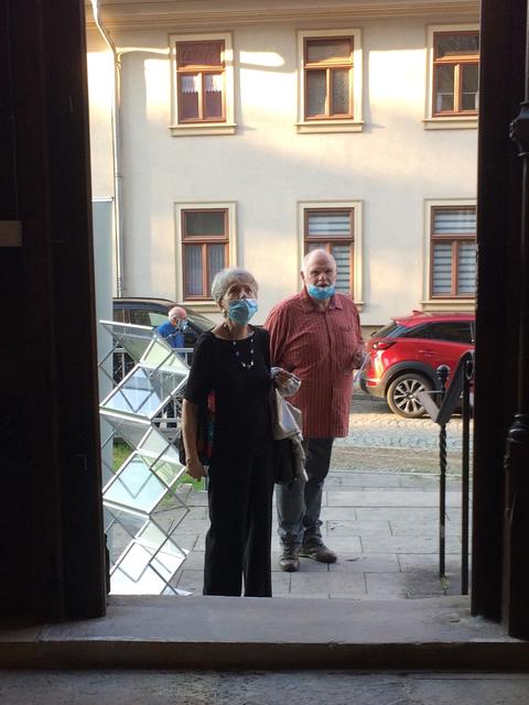 Eva Stocker ist Zeitzeugin und Regisseurin des Dokumentarfilms, der heute in der Arnstädter Liebfrauenkirche uraufgeführt wurde. Hier wird sie von Kurator Jörg Kaps begrüßt. 