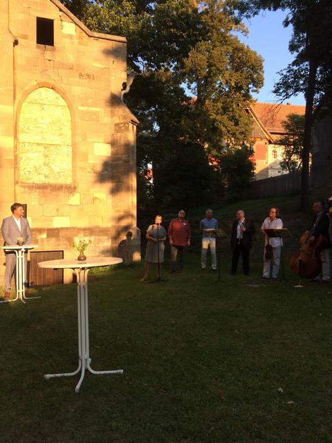 Von links: Arnstadts Bürgermeister Frank Spilling, die Ausstellungskuratoren Judith Rüber und Jörg Kaps, der Achava-Festspielintendant Martin Kranz und die Musiker Helmut Eisel, Gernot Süßmuth und Christian Bergmann.
Helmut Eisel hat mit 25 jungen Leuten einen musikalischen Workshop gestaltet, dessen Ergebnis am Freitag, dem 18. 9. , um 18 Uhr in einem Konzert im Arnstädter Theater zu hören ist.