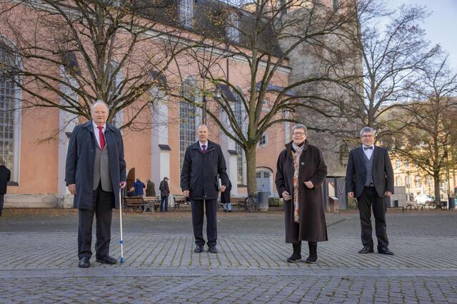 Die Alt-Bischöfe Roland Hoffmann, Christoph Kähler, Ilse Junkermann und Landesbischof Friedrich Kramer (v.l.). | Foto: Paul-Philipp Braun 