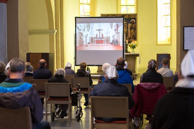 Virtuell verbunden: Per Video wurde der Gottesdienst zum 100. Jubiläum der Thüringer Landeskirche in die Eisenacher Nikolaikirche übertragen. | Foto: Mirjam Petermann