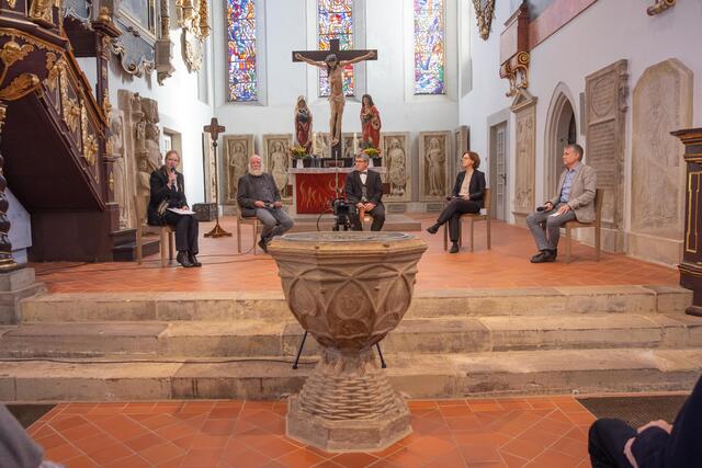 An der Statement-Runde an Bachs Taufstein nahmen die Leiterin des Landeskirchenarchivs Christina Neuß, Kirchenbauoberrat i.R. Bernd Rüttinger, Landesbischof Friedrich Kramer, Theologieprofessorin Miriam Rose und der Leiter der Evangelischen Akademie Thüringen Kai Kranich (v.l.) teil. | Foto: Paul-Philipp Braun 