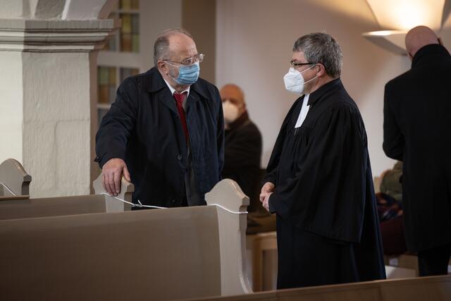 Altbischof Roland Hoffmann und Landesbischof Friedrich Kramer (re). | Foto: Paul-Philipp Braun 
