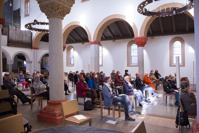 Rund 40 Gottesdienstbesucher verfolgten den Gottesdienst aus der Georgenkirche per Video in der Nikolaikirche. | Foto: Mirjam Petermann