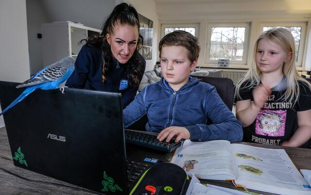 Die alleinerziehende Jasmin Leicht (27), ambulante Altenpflegerin der Diakonie, beim Homeschooling mit ihren Kindern, Max (11) und Paulina (7).
