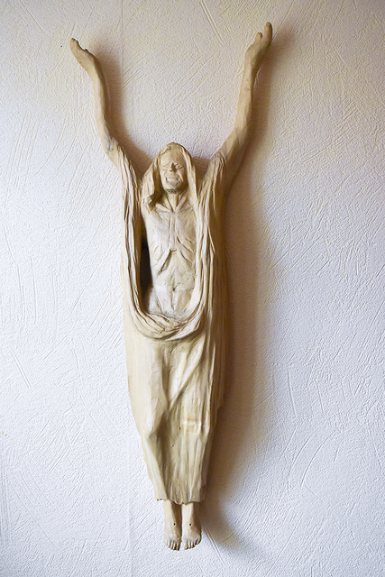 Der Auferstandene: Das Kreuz ist das zentrale Thema der Schnitz-arbeiten von Horst Grimm.