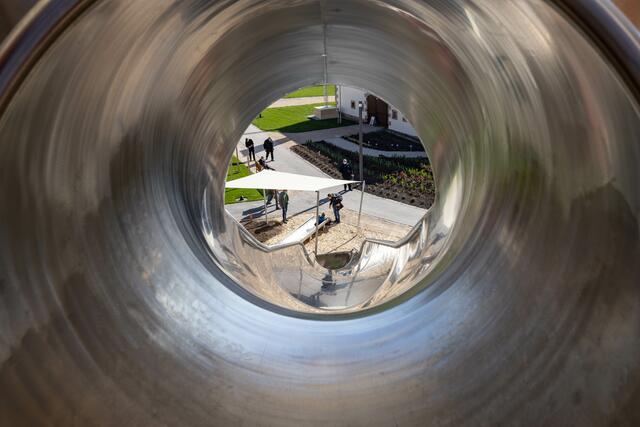 Im Festungsgraben des Petersberges geht es auf Rutschen durch Blumenbeete. | Foto: Paul-Philipp Braun 