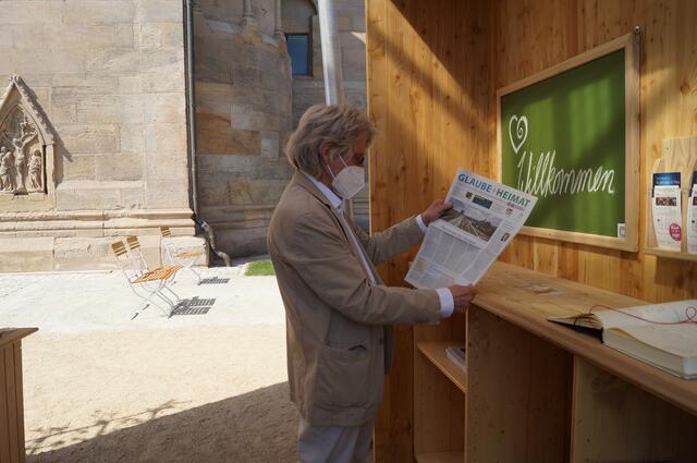 Pfarrer i. R. Dr. Martin Remus ist der Vorsitzende des Aufsichtsrates im Christophoruswerk Erfurt und brachte kleine Arbeiten der Menschen mit, die in den Werkstätten betreut werden.