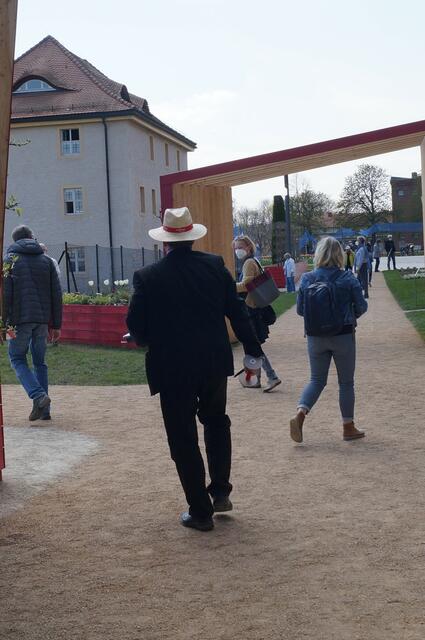 Gut behütet: Der Bischof auf dem Weg zu einem Ständchen für die Buga-Besucher 