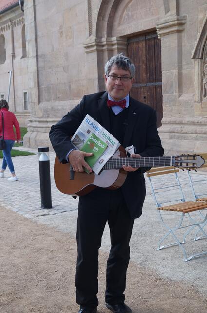 Gut bestückt mit "Glaube + Heimat", Gitarre und Liedertexten: Landesbischof Friedrich Kramer