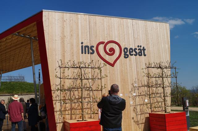 Die Wunschwand nimmt die Wünsche der Besucher auf.