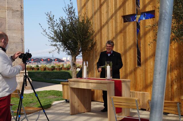 Vor dem schönen Altarkreuz lächelt Landesbischof Friedrich Kramer hier für ein Filmprojekt der EKM in die Kamera.