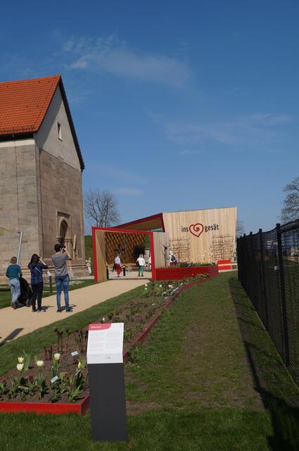 Dank des roten Fadens gut zu finden: Der Kirchenpavillon neben der Peterskirche ist einen Besuch wert.