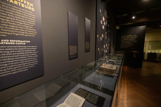 Schriften und Übersetzungen sind für die Ausstellung aufgearbeitet und erläutert worden. | Foto: Paul-Philipp Braun 