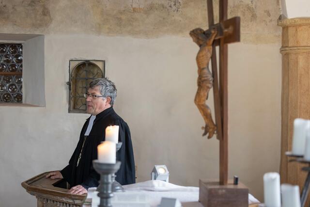 Der Landesbischof hielt eine kurze Predigt zur Andacht. | Foto: Paul-Philipp Braun 