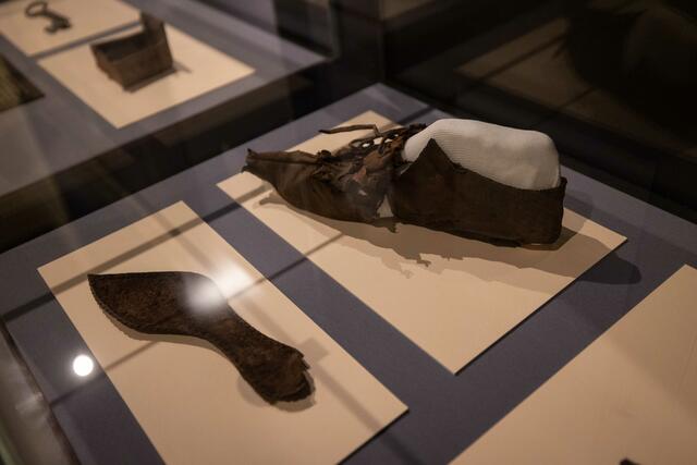 In der Schau sind viele Alltagsgegenstände zu sehen. | Foto: Paul-Philipp Braun 