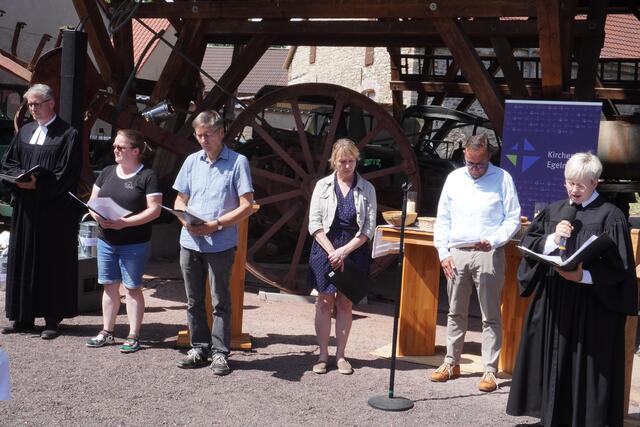 v.l.n.r. Superintendent Matthias Porzelle, Gemeindepädagogin Sandra Heilenz, Erhard Pötzsch, Tanja Kay, Klaus Kather, Pfarrerin Beate-Maria Mücksch bei der Fürbitte