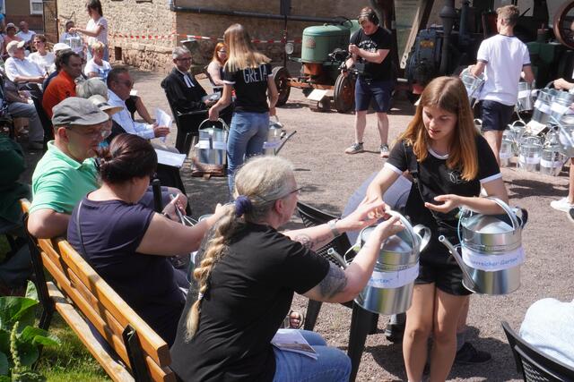  60 Gießkannen wurden an die Gottesdienstbesucher verschenkt.