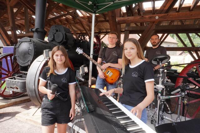 Die Jugendband Ummendorf (v.l.n.r. Resi, Robert und Greta) spielte mit Popularmusiker Felix-Tillmann Groth.
