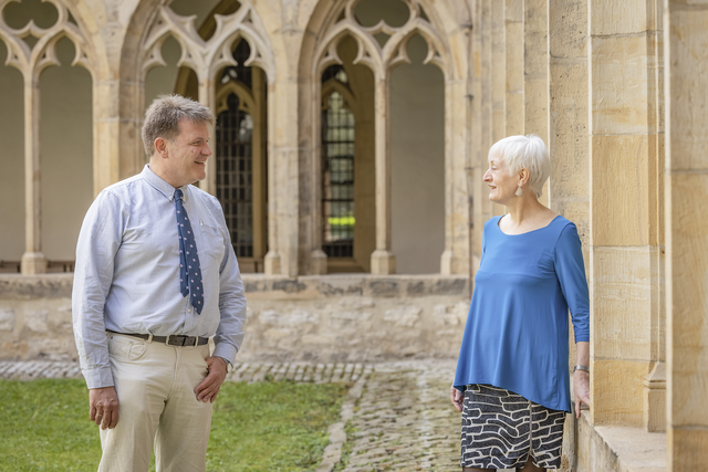 Gespräch im Klosterhof: Nachfolger und Vorgängerin kennen sich aus der Synodenarbeit und haben einen guten Draht zueinander.  | Foto: Paul-Philipp Braun