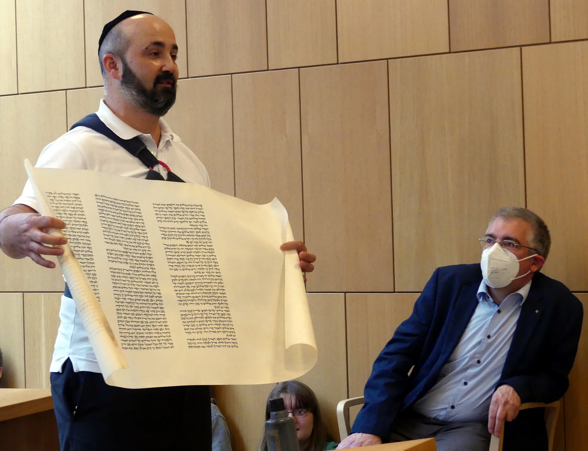 Neue Tora Rolle Wird Geschrieben In Nordhausen M chten Viele Dabei 