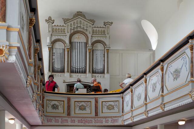 Hans-Jürgen Korn empfängt die Reisenden in der St.-Pankratius-Kirche von Welsleben. Hier spielen Organistin im Ehrenamt Constance Jessen und Miseler im Wechsel.