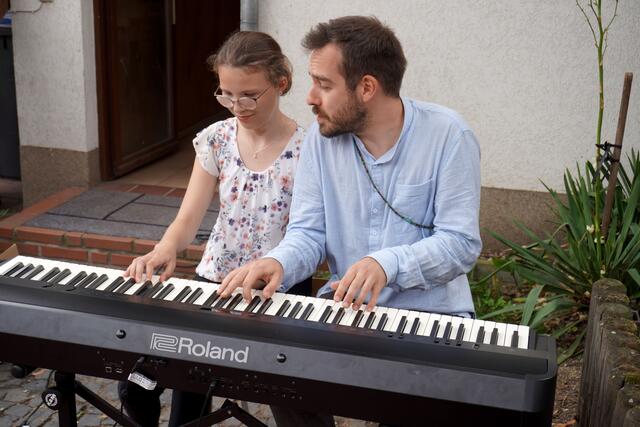 Überraschungsgast Felix-Tillmann Groth (Popularmusiker im Kirchenkreis Egeln) spielt mit den Jugendlichen gemeinsam Ukulele und E-Piano. 