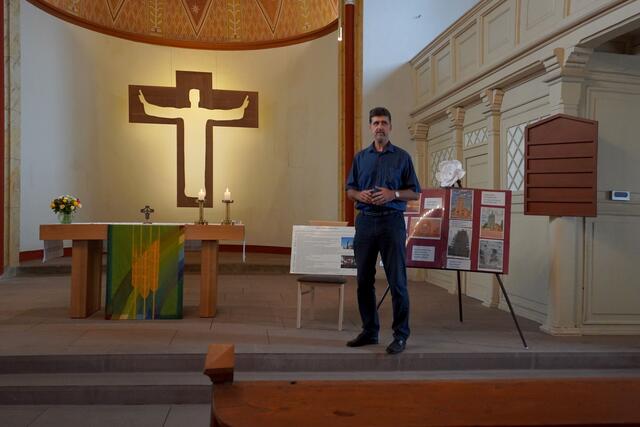 In der großen hellen St.-Andreas-Kirche von Biere werden die Radwanderer von Carsten Riehm begrüßt.