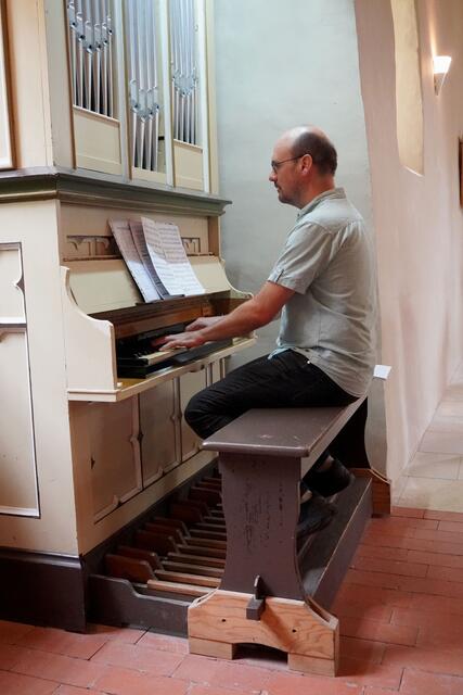 Kirchenmusiker Carsten Miseler an der kleinen Ladegastorgel. 