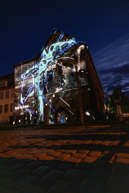 Altes Gebäude und moderne Medienkunst. | Foto: Paul-Philipp Braun 