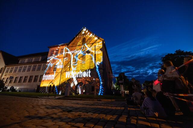 Alt- und Neubau wurden vom Künstler illuminiert. | Foto: Paul-Philipp Braun 