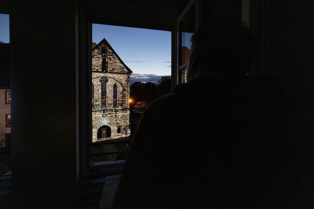 Seine temporäre Werkstatt hatte der Künstler gegenüber der Kirche bezogen.  | Foto: Paul-Philipp Braun 