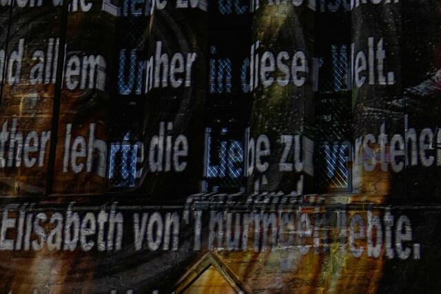 Sinnworte und Bibelverse waren an der Kirche zu lesen.  | Foto: Paul-Philipp Braun 