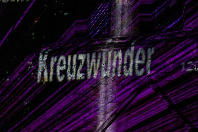 Christliche Worte prägten die Illumination. | Foto: Paul-Philipp Braun 