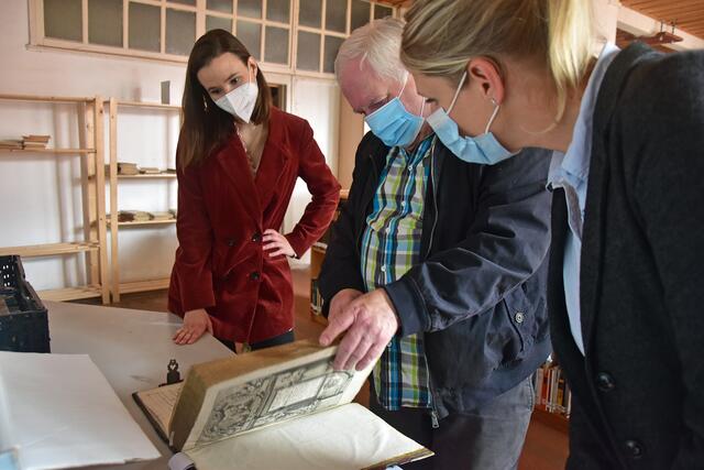Museumsmitarbeiterin Lisa Firlus, Frans Debonne und Museumsleiterin Josefine Telemann beim Sichten der Leihgaben. | Foto: Kathrin Singer