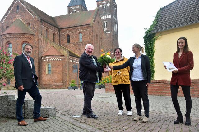 v.l.n.r.: Roland Maiwald, Vorstandsvorsitzender der Stiftung Kloster Jerichow, Frans DeBonne mit seiner Schwester Bea, Josefine Telemann, Museumsleiterin, Lisa Firlus, Museumsmitarbeiterin. | Foto: Kathrin Singer