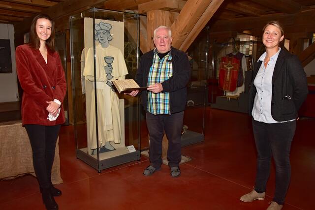 v.l.n.r. Museumsmitarbeiterin Lisa Firlus, Frans Debonne, Museumsleiterin Josefine Telemann | Foto: Kathrin Singer