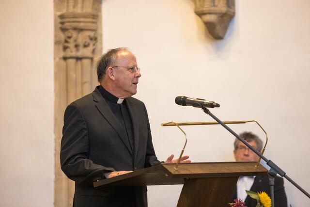 Auch der katholische Bischof Ulrich Neymeyr war gekommen und hielt ein Grußwort. | Foto: Paul-Philipp Braun 