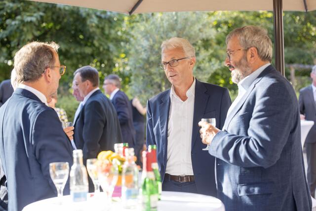 Im Gespräch: Oberkirchenrat Stefan Große (M) mit Christian Herbst (re) und Henrich Herbst (li) | Foto: Paul-Philipp Braun 