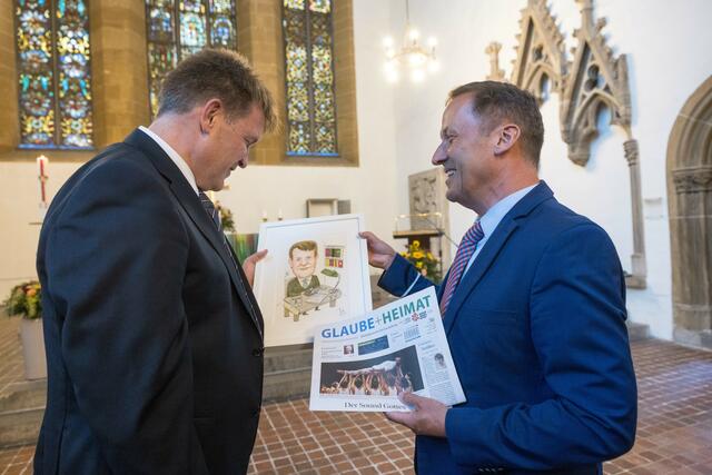 Ein Geschenk der Kirchenzeitung: "Glaube+Heimat"-Chefredakteur Willi Wild hat dem neuen Präsidenten seine ganz persönliche Karikatur mitgebracht. | Foto: Paul-Philipp Braun 