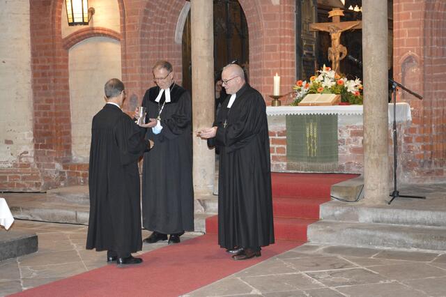 Übergabe des Abendmahlsgeräts an Propst Johann Schneider und Superintendent Uwe Jauch  | Foto: Willi Wild 