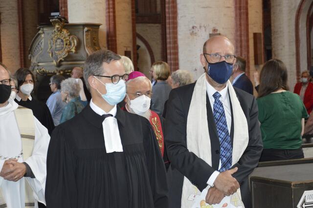 Propst Christoph Hackbeil und Präses Dieter Lomberg beim Auszug nach dem Gottesdienst  | Foto: Willi Wild 