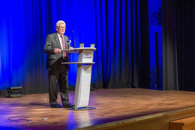 Altbundespräsident Joachim Gauck in der Gothaer Stadthalle während seines Vortrags "Säkular, individualistisch und polarisiert - was hält unsere Gesellschaft zusammen" | Foto: Matthias Frank Schmidt 
