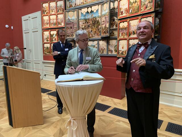 Der Herrenmeister schreibt sich in das Goldene Buch der Stadt ein  | Foto: Willi Wild 