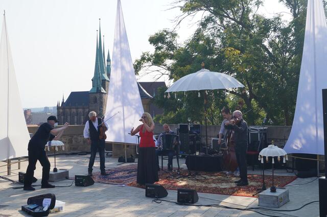 "The String Compagny" unterhielt die Gäste des Straßenfestes mit Klezmer, Gipsy Swing und Jazz und war auch ein beliebtes Fotomotiv.